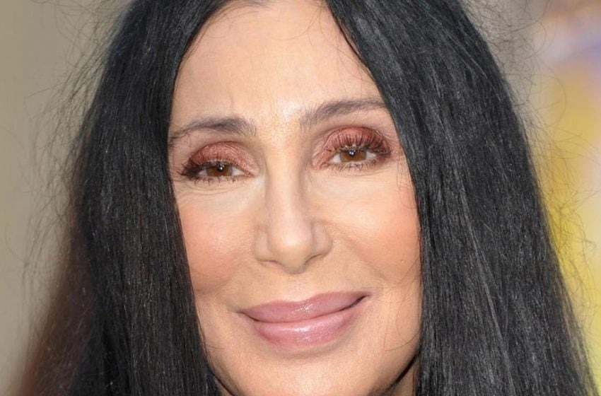  “Estrella de 76 años sin maquillaje ni sujetador”: Los paparazzi capturaron a Cher de vacaciones en un yate.