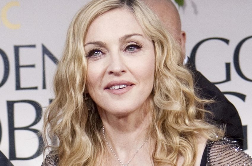  “¡Qué ultraje!” Madonna de 64 años, se olvidó de usar una falda y mostró ropa interior roja