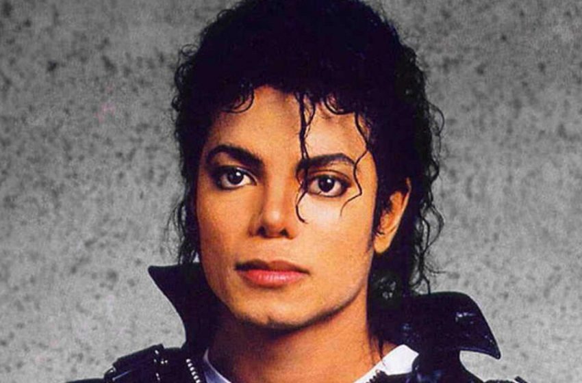  Qué similitud tan increíble: la hermana de 56 años de Michael Jackson se convierte en una copia de su hermano famoso