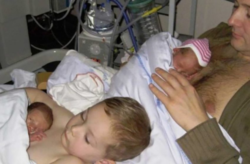  La historia de un niño que ayudó a su papá a abrigar a sus hermanos gemelos recién nacidos: la encantadora foto se volvió viral.