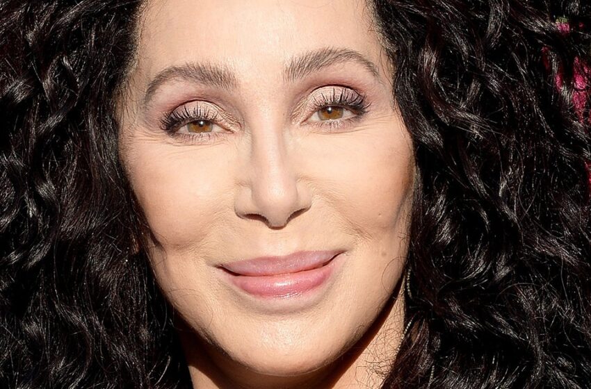  “Hon blir bättre med åldern”: Cher blev fångad i åtsittande leggings och klackar