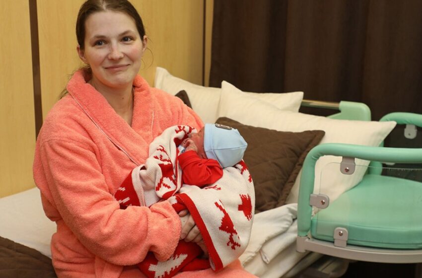  “Hon födde sitt första barn vid 16 års ålder”: En 33-årig ensamstående mamma visade upp sina 10 arvingar
