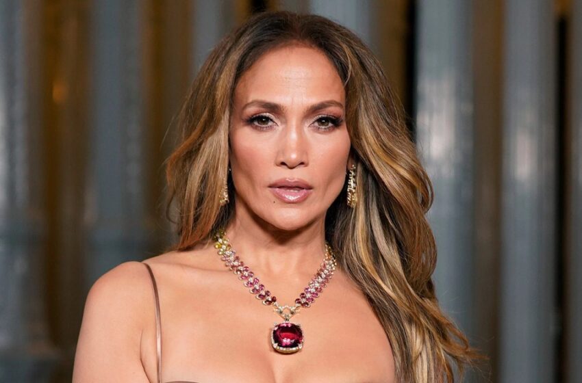  En klänning “som vanliga människor inte vågar bära”: Jennifer Lopez fångade allas uppmärksamhet på röda mattan!