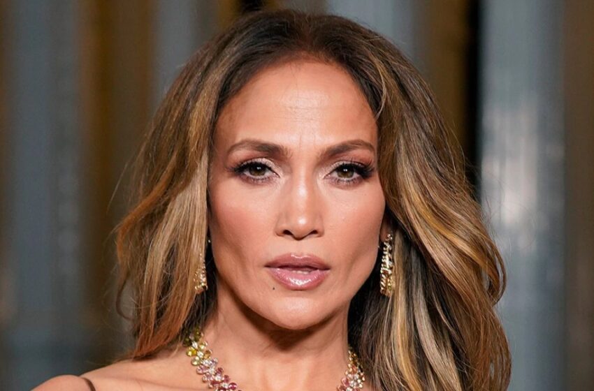  “I en avslöjande klänning med hjärtformad urringning på magen”: Jennifer Lopez senaste offentliga framträdande i en provokativ outfit orsakade mycket buzz på nätet!