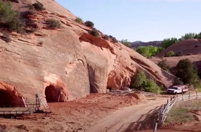  Hus helt avskilt från civilisationen: En man sprängde en grotta och förvandlade den till ett underjordiskt hus!