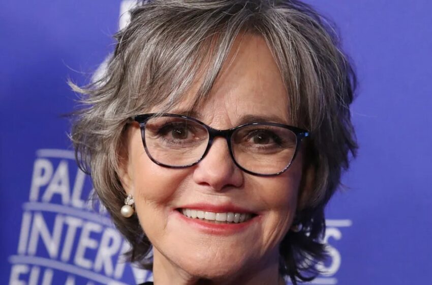  ”Hon Har Aldrig Gjort Plastikkirurgi Och Har Alltid Kämpat Mot Åldersdiskriminering”: Hur Ser 76-åriga Sally Field Ut Nu?