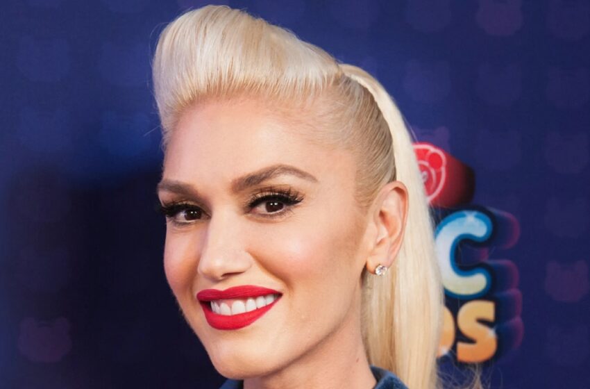  Den kryddiga debatten om ‘Cowgirl’-looken: Gwen Stefani dök upp i en mörkblå jumpsuit med en provocerande urringning!