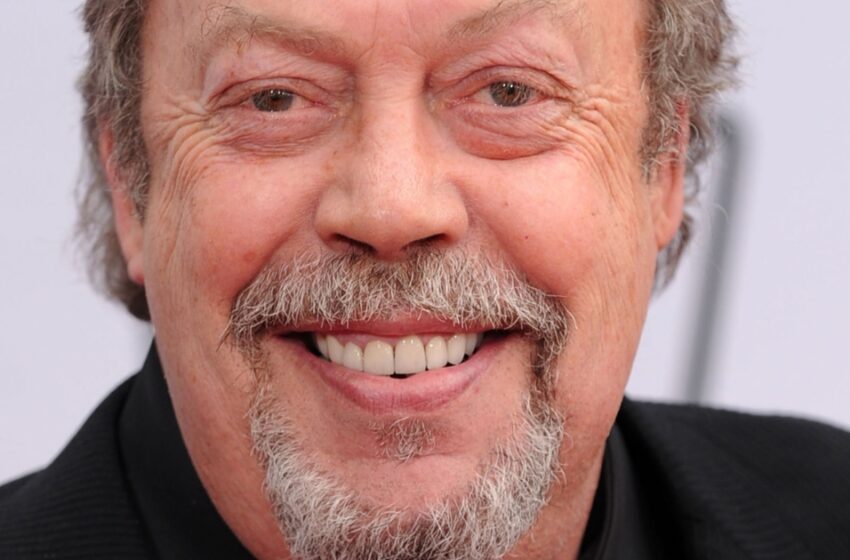  Försöker leva ett positivt liv trots konsekvenserna av en stroke: Nya bilder på Tim Curry i rullstol från LA!