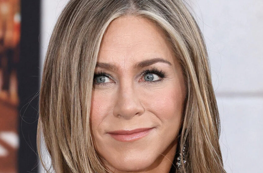  Stjärnans Look I BH Med ”Ingen Navel”: 54-åriga Jennifer Aniston Förvirrade Fansen!