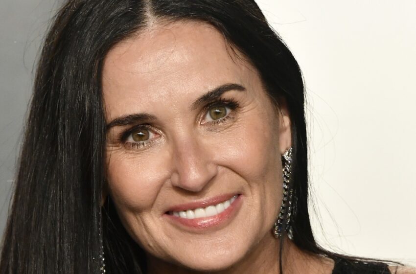  ” Förändringarna Passar Henne Så Bra”: 61-åriga Demi Moore Delade Sina Bilder Med Kort Lockigt Hår!