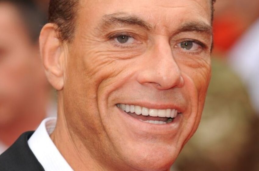  “Galna bilder på skådespelaren”: Jean-Claude Van Damme överraskade fansen med bilder i en flirtig morgonrock!