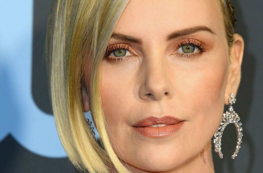  “Återigen i en flickklänning”: Paparazzi fotograferade Charlize Theron med sin speciella son!