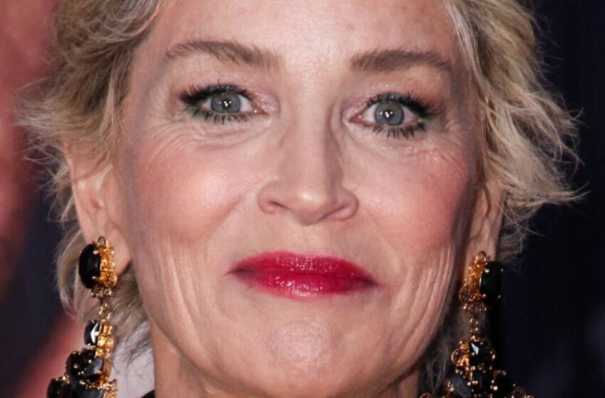  “Såg gammal ut, men lycklig”: Sharon Stone vågade visa en bild i en gul baddräkt!