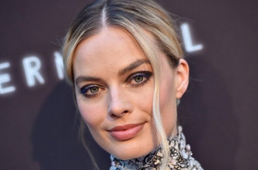  “Naked Legs och Djup U-ringning”: Margot Robbie Kom Till Evenemanget I En Trång Mini-Kjol Och Kunde Nästan Inte Gå!