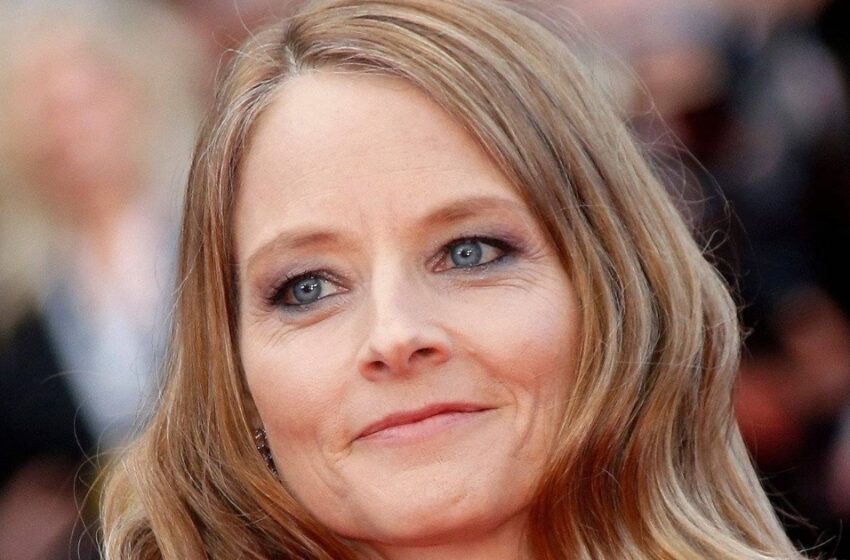  En sällsynt framträdande av “paret”: Jodie Foster och hennes fru dök upp i matchande eleganta outfits!