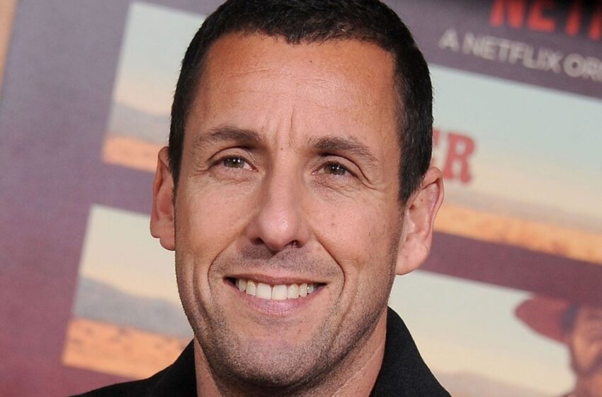  “Offentlig Familjepresentation: Adam Sandler Dök Upp På Filmpremiären Med Sin 49-åriga Fru Och Två Döttrar!”