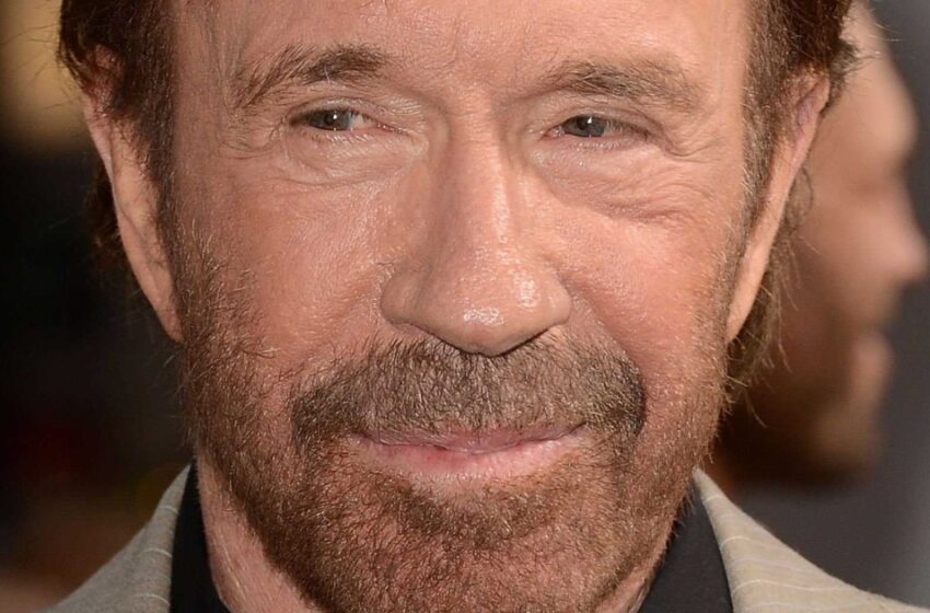  84-årige Chuck Norris som en omtänksam make för sin sjuka fru: Hur ser parets stora herrgård ut?