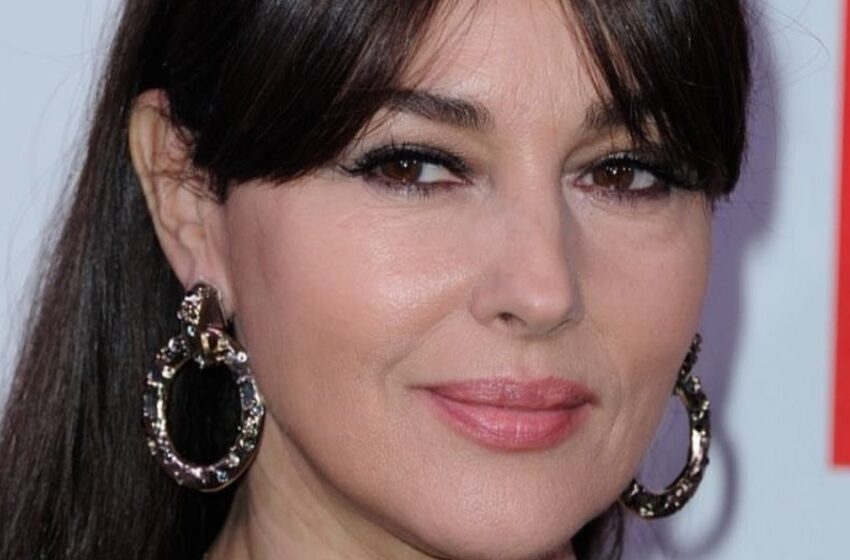  “Elegant och Kryddig Svart”: Monica Bellucci i en klänning med en extrem slits prydde omslaget till en mexikansk glansig tidning!