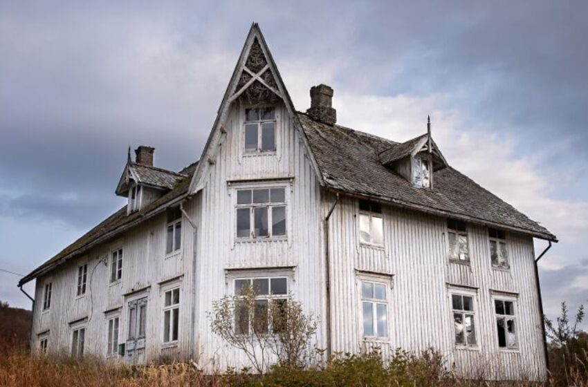  En fotograf av gamla övergivna hus snubblade över ett hem där tiden verkade ha stannat i förra seklet: Vad var enda sättet att nå huset, och hur såg det ut?