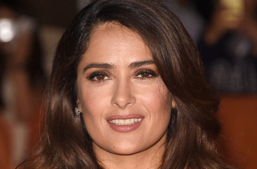  “Posen som aldrig går ur stil!” – Salma Hayek jämförde sin kropp i baddräkt med hur hon såg ut för två decennier sedan!