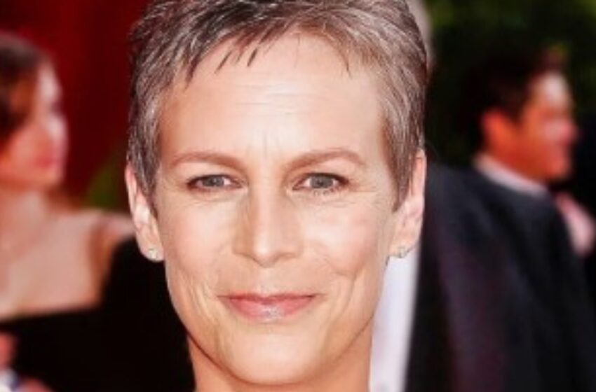  Jamie Lee Curtis imponerar i en fjäderprydd svart klänning – fansen jämför henne med en korp!